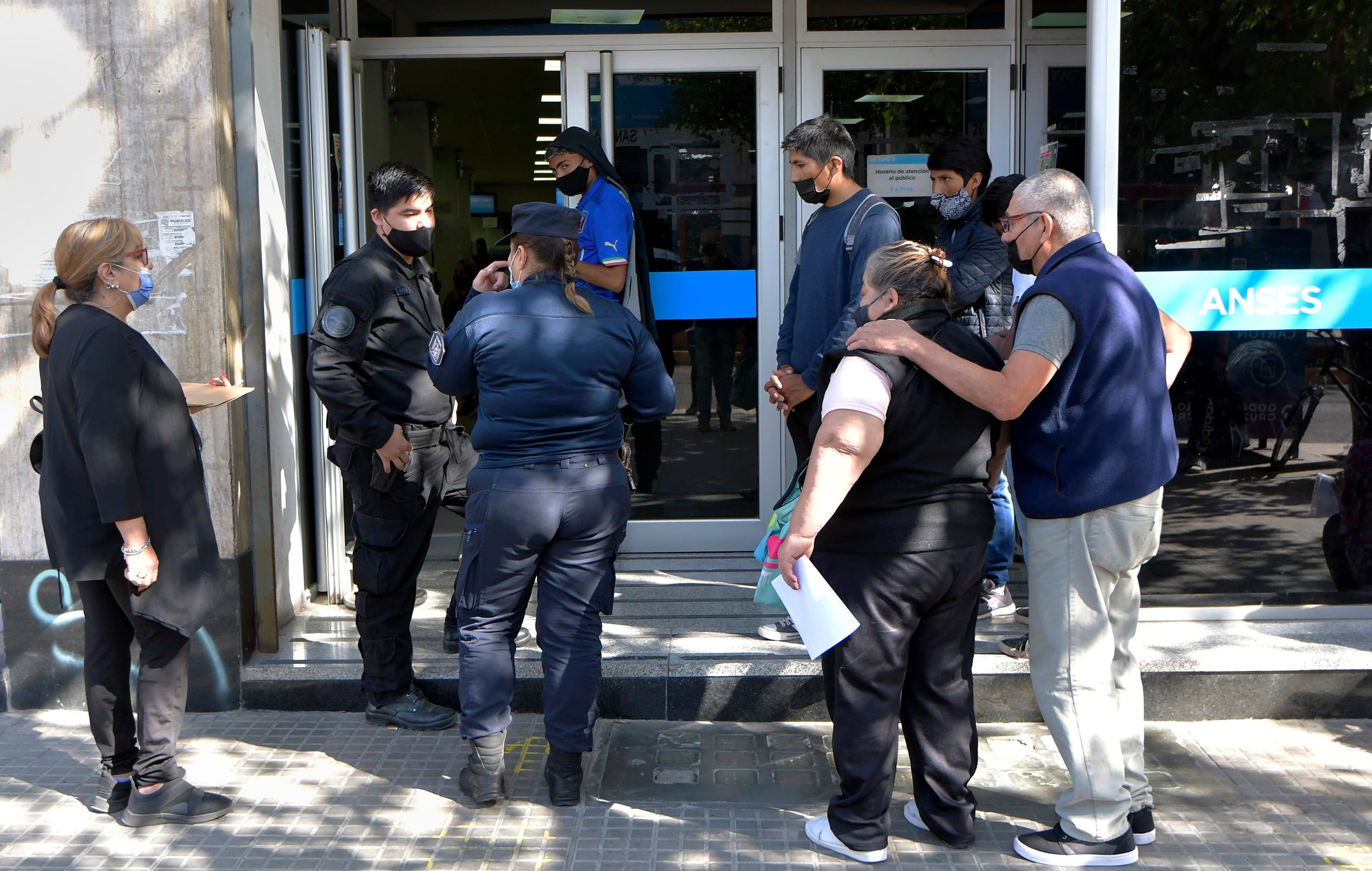 Las “transferencias sociales” beneficiarán de forma directa a 13,8 millones de trabajadores, con un costo fiscal general de $217.774 millones y de casi 2 mil millones de dólares. Foto: Orlando Pelichotti / Los Andes