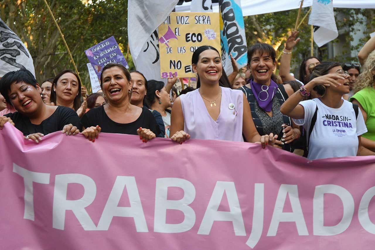 Marcha 8 M en conmemoración del día internacional de la mujer. Miles de mujeres caminaron por las calles de la Ciudad portando carteles, letreros, pancartas y banderas para hacer valer sus derechos La Intendenta de Santa Rosa María Flor Destéfanis también estuvo presnete en la marcha Foto:José Gutierrez / Los Andes 