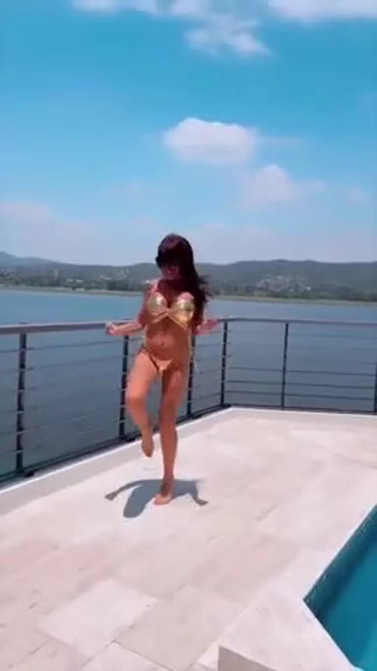 Así lucía la actriz con una bikini dorada.