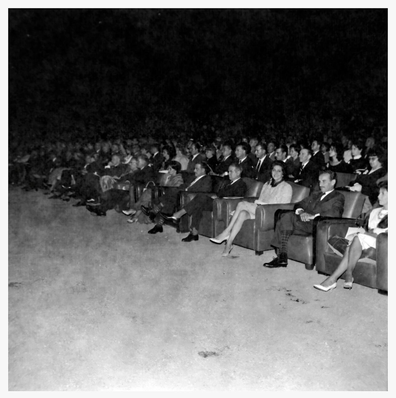 Las primeras filas contaron con sillones individuales, que fueron destinados a las autoridades y visitantes ilustres. El resto fueron directamente sobre las gradas de cemento.
Fotografía: Archivo General de la Provincia de Mendoza
