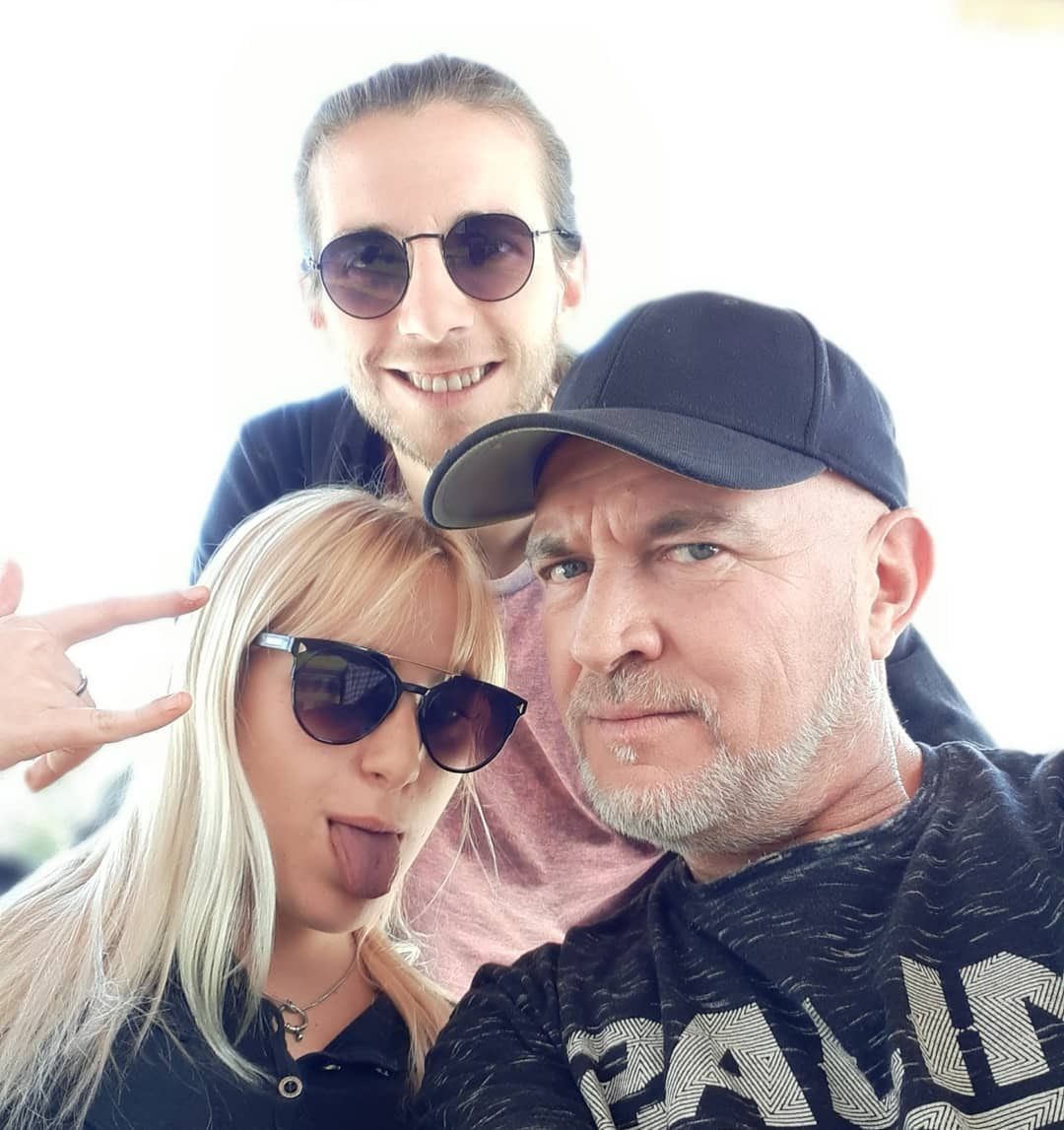 Mario Rudyk junto a sus hijos más grandes