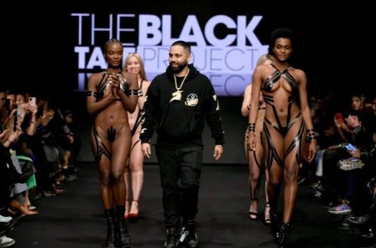 Un diseñador hizo desfilar a sus modelos vestidas solo con unas cintas adhesivas. Getty Images for Art Hearts Fashion