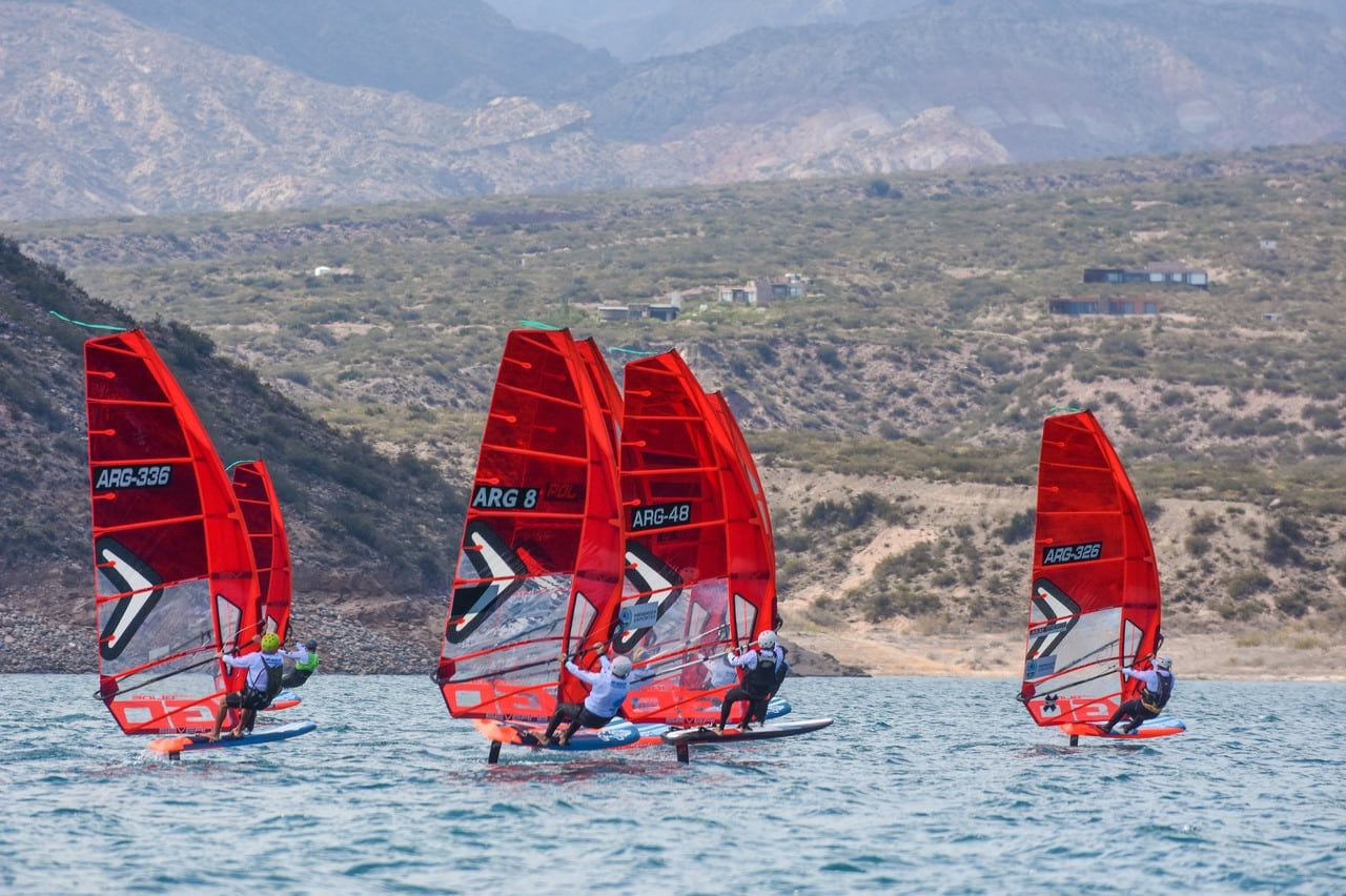 Con una cancha de regatas más angosta de lo habitual, el clima de montaña ofreció distintas condiciones de viento durante los Campeonato Mundial de Formula Foil.  Foto: Mariana Villa / Los Andes