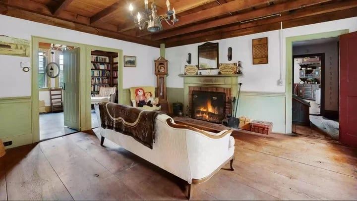 Jacqueline Núñez, desembolsó la suma millonaria para comprar la casa ubicada en el número 1677 de Round Top Road en Burrillville, Rhode Island, Estados Unidos.