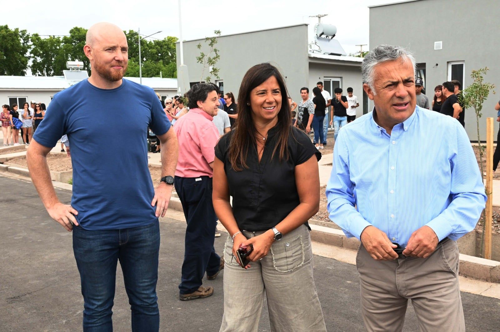 El gobernador Alfredo Cornejo; junto con el intendente Esteban Allasino y la funcionaria provincial Marité Badui.