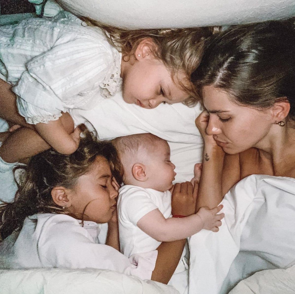 La China junto a sus tres hijos.