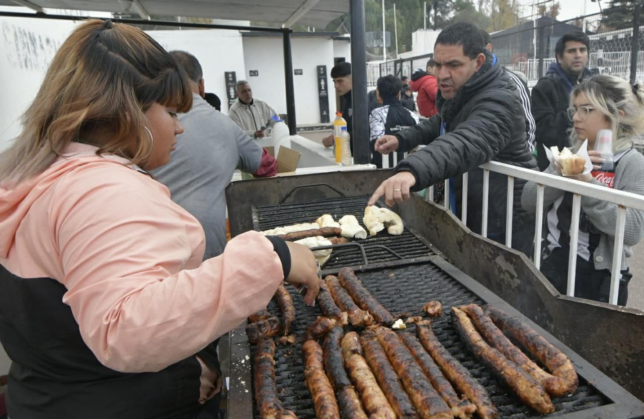El cásico choripán no estuvo ausente y los vendedores de "Chori" tuvieron mucho trabajo. / Foto: Orlando Pelichotti (Los Andes).