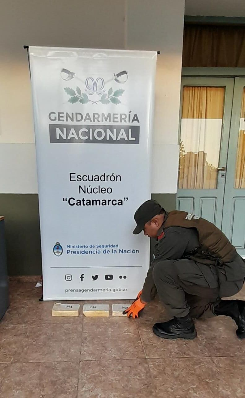 Los tres panes de pasta base que venían a Mendoza. Gentileza Gendarmería Nacional.