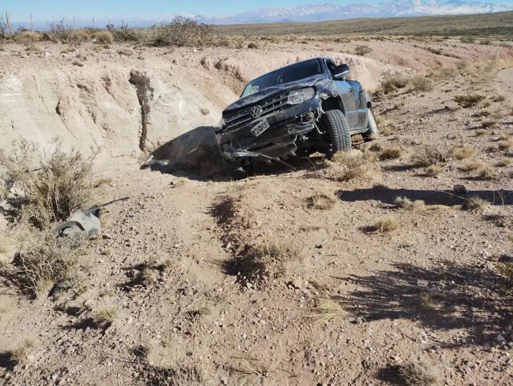 Una familia volcó en la Villa 25 de Mayo. Foto: Diario San Rafael