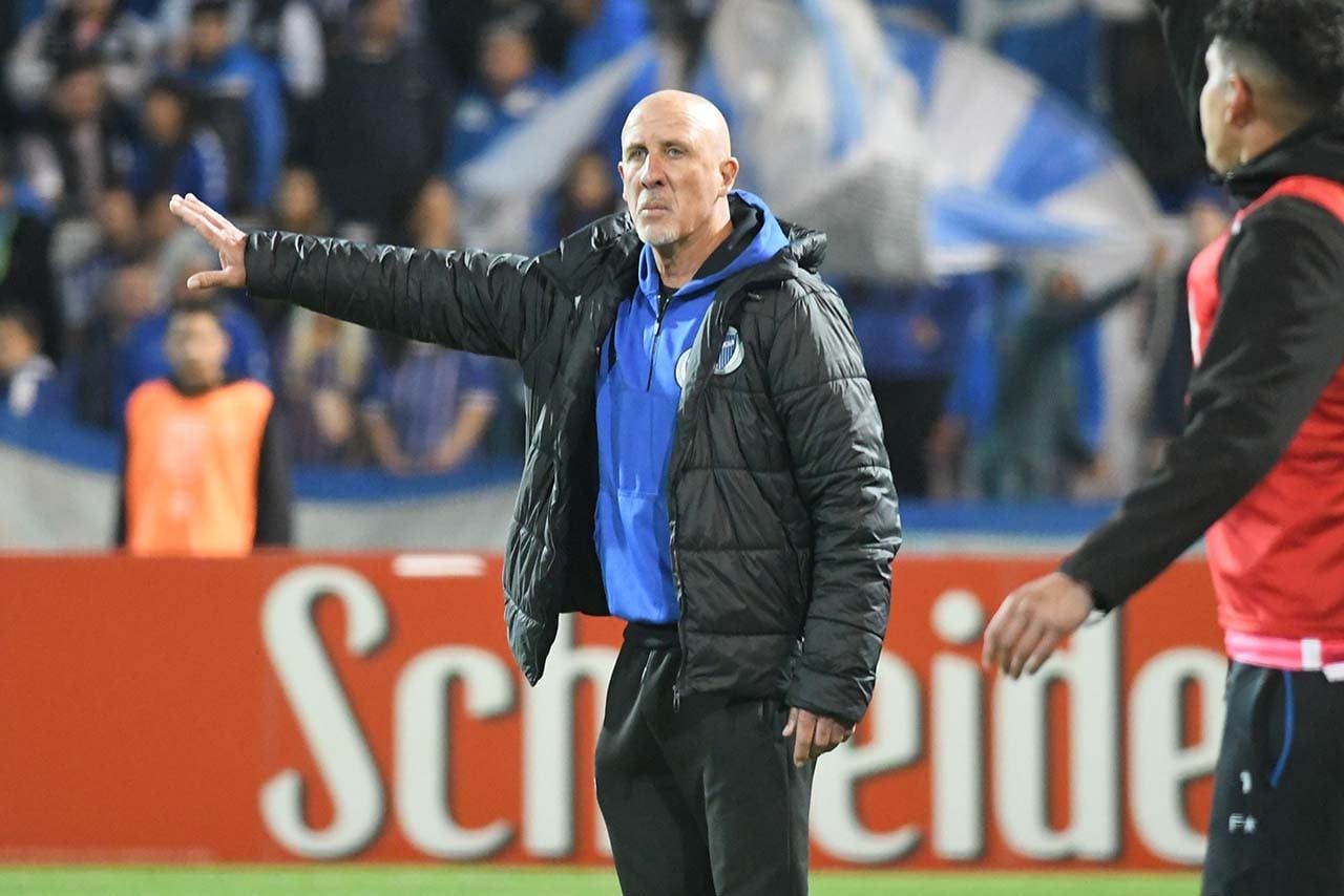 Liga Profesional de Fútbol Godoy Cruz Antonio Tomba vs. Racing de Avellaneda, en el estadio Malvinas Argentinas Daniel Oldrá Director Técnico de Godoy Cruz Foto: José Gutierrez / Los Andes  