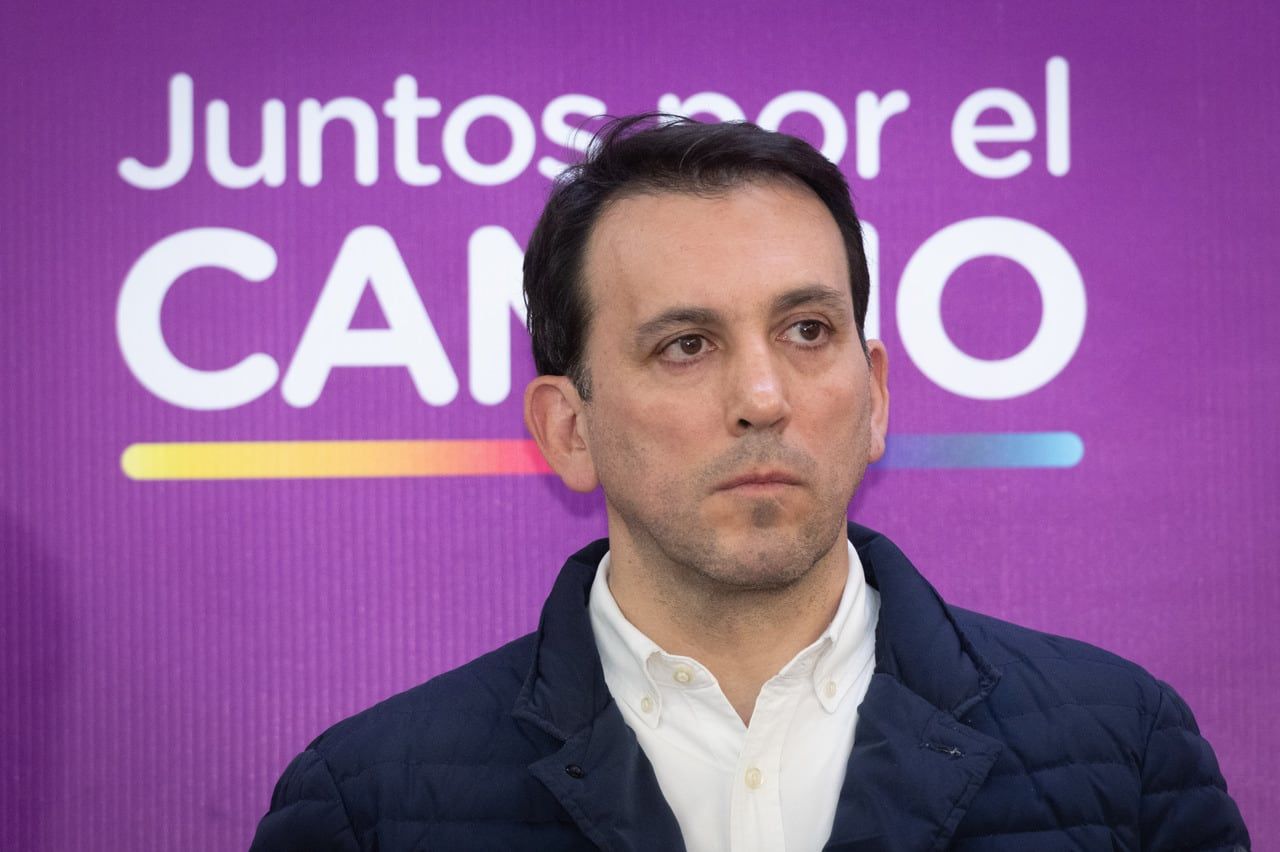 Bunker Cambia Mendoza  El Frente Cambia Mendoza (CM) recibió este domingo un duro resultado negativo en lo que fue la elección presidencial a nivel provincial. La novedad y gran sorpresa fue Javier Milei, precandidato a presidente por La Libertad Avanza, quien ganó en Mendoza y generó dudas y una fuerte autocríticatanto en el radicalismo como en el peronismo.    Foto: Ignacio Blanco / Los Andes 