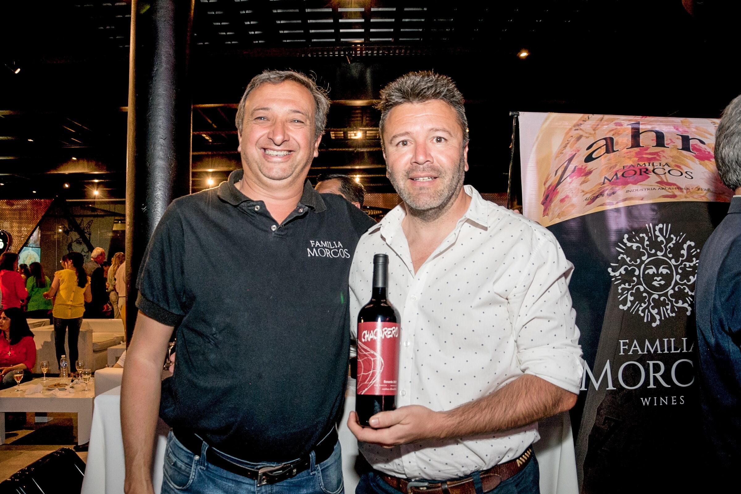 Sharbel Morcos y el presidente del Atlético Club San Martín Damián Reyes con un vino de producción propia
PH: Romi Abel