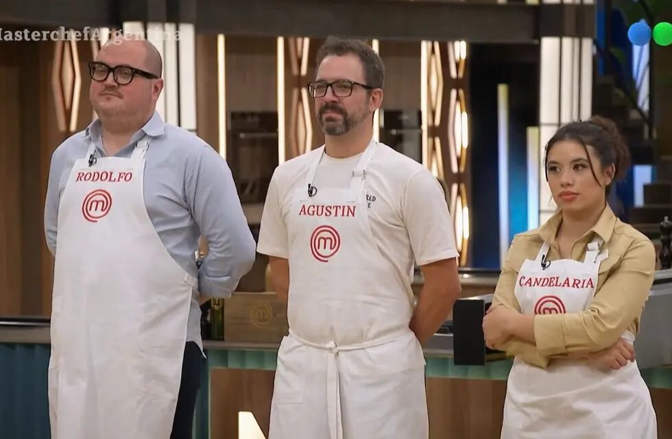 Rodolfo recibió el delantal negro y se sorprendió.