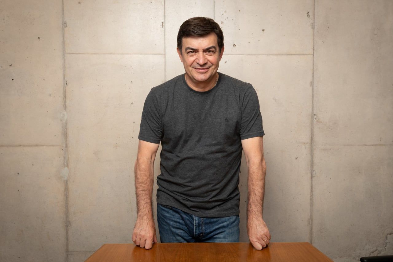 Omar De Marchi se queja porque los candidatos a gobernador de Cambia Mendoza y del Justicialismo no van a los debates, pero los legisladores que responden al diputado nacional votaron la ley que regula la práctica.