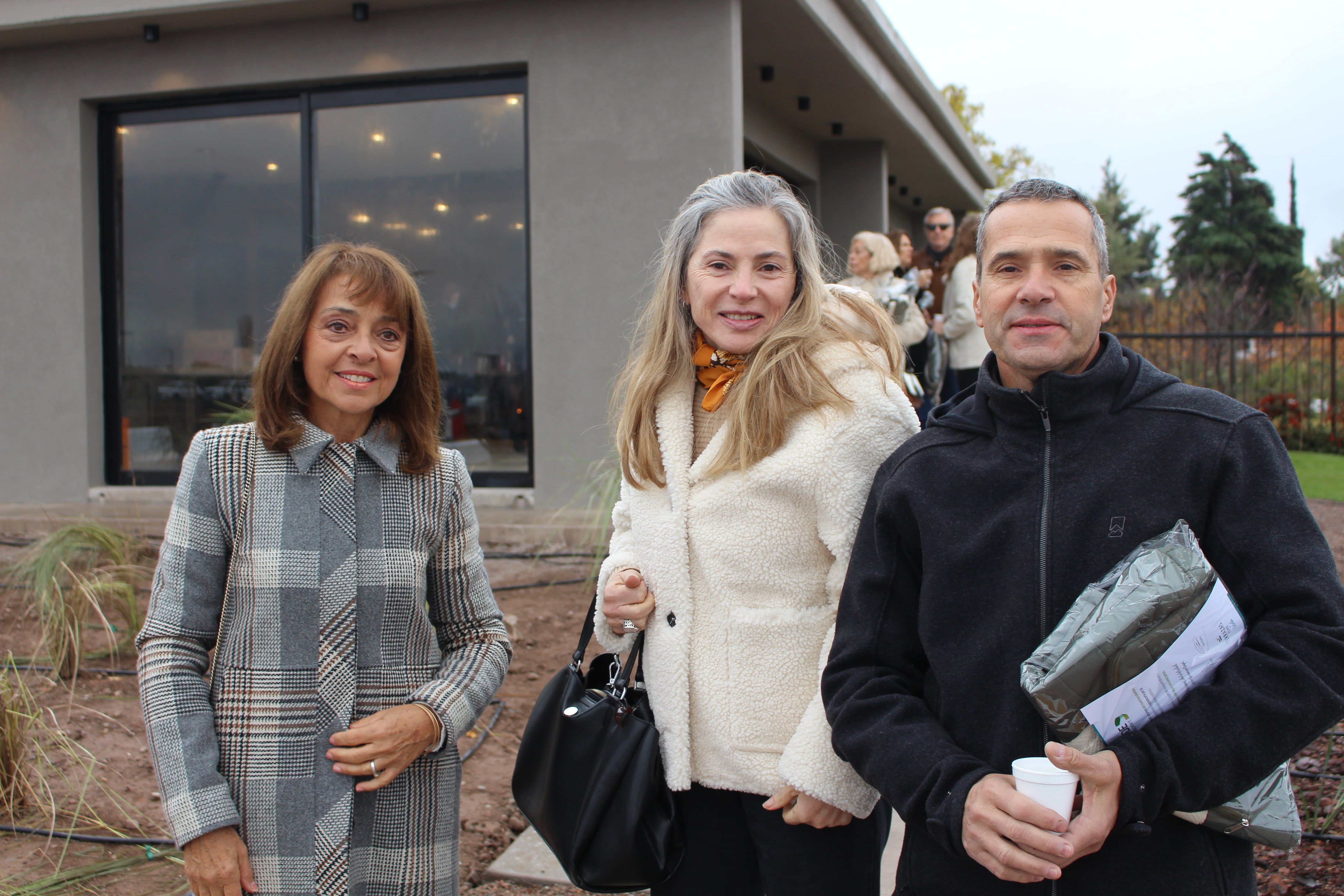 Olga Daparo de Savina, María Gabriela y Gabriel Karnincic. 
Foto: Nicolás Guevara