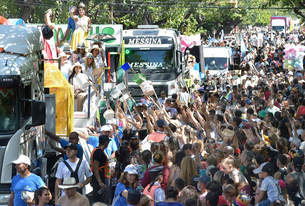 Vendimia 2023   Carrusel de las Reinas   La gente colmó  las calles céntricas de Mendoza para celebrar junto a las 18 reinas y distintas agrupaciones culturales y sociales, que reflejan el espíritu local.   Foto: Orlando Pelichotti