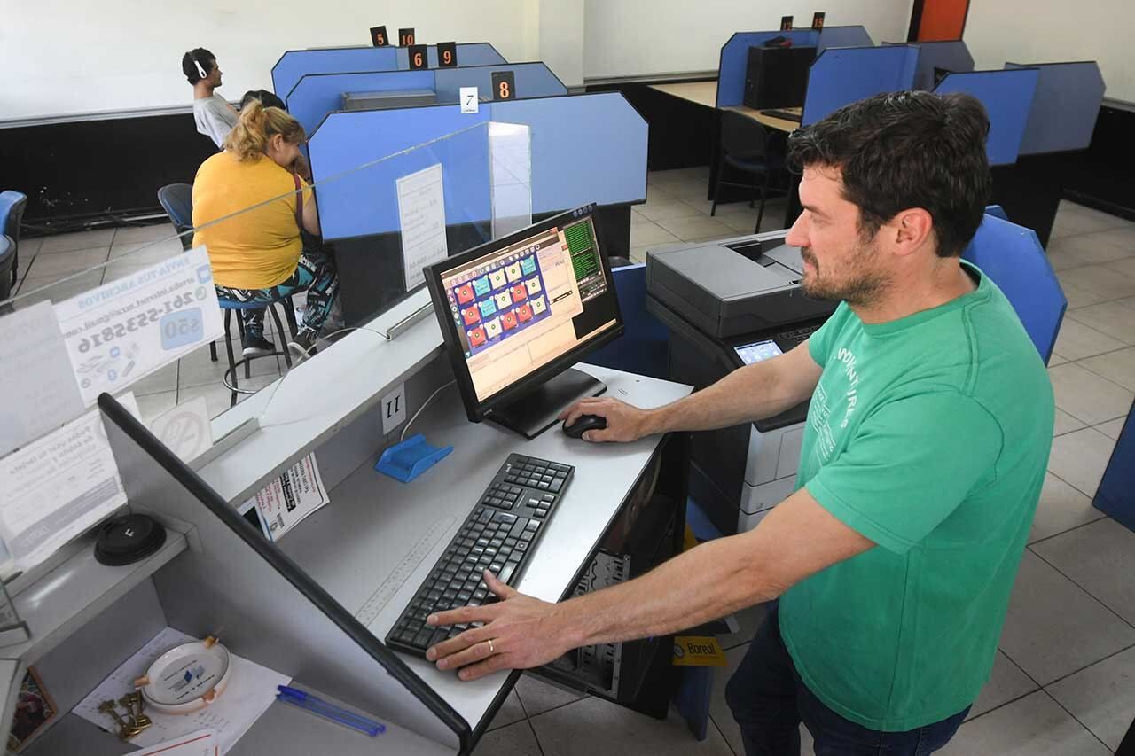 Cómo sebreviven y trabajan los Ciber en Mendoza enfrentando la era de la tecnológia avanzada. Sebastian también tiene hace fotocopias, impresiones para poder seguir adelante con el negocio Foto: José Gutierrez / Los Andes