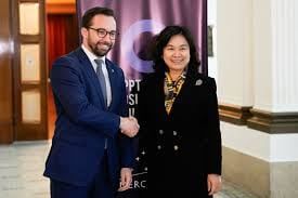 El vicecanciller de Uruguay, Nicolás Albertoni, junto a su par china, Hua Chunying. Foto: El Economista