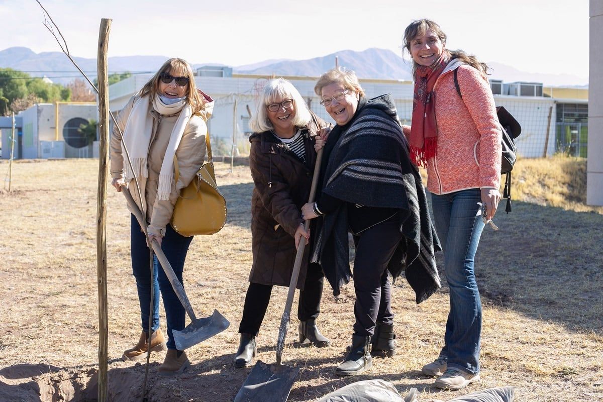 Veinticinco árboles autóctonos recordarán los primeros 25 años de la Facultad de Educación de la UNCuyo