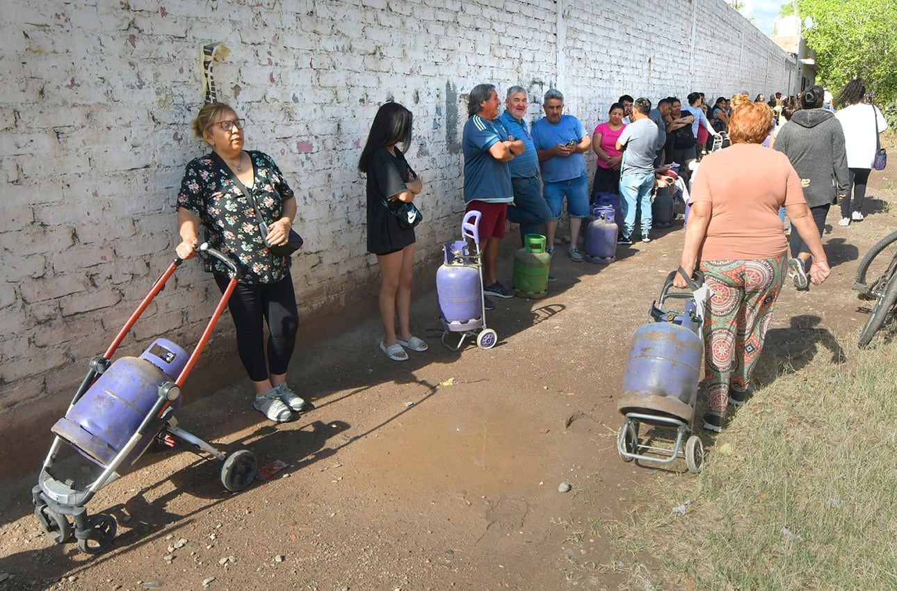 Garrafa en tu Barrio. El Plan de garrafa solidaria en Guaymallén. Foto: Orlando Pelichotti