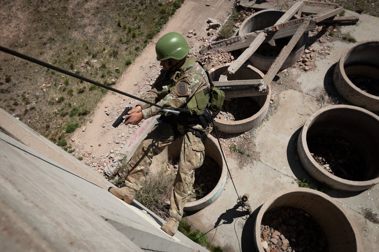 Una de las imágenes que tomó Los Andes a efectivos del Grupo Especial de Seguridad G.E.S. de la policía de Mendoza que se publicaron la semana pasada. Después llegó el plagio.

 Foto: Ignacio Blanco / Los Andes 