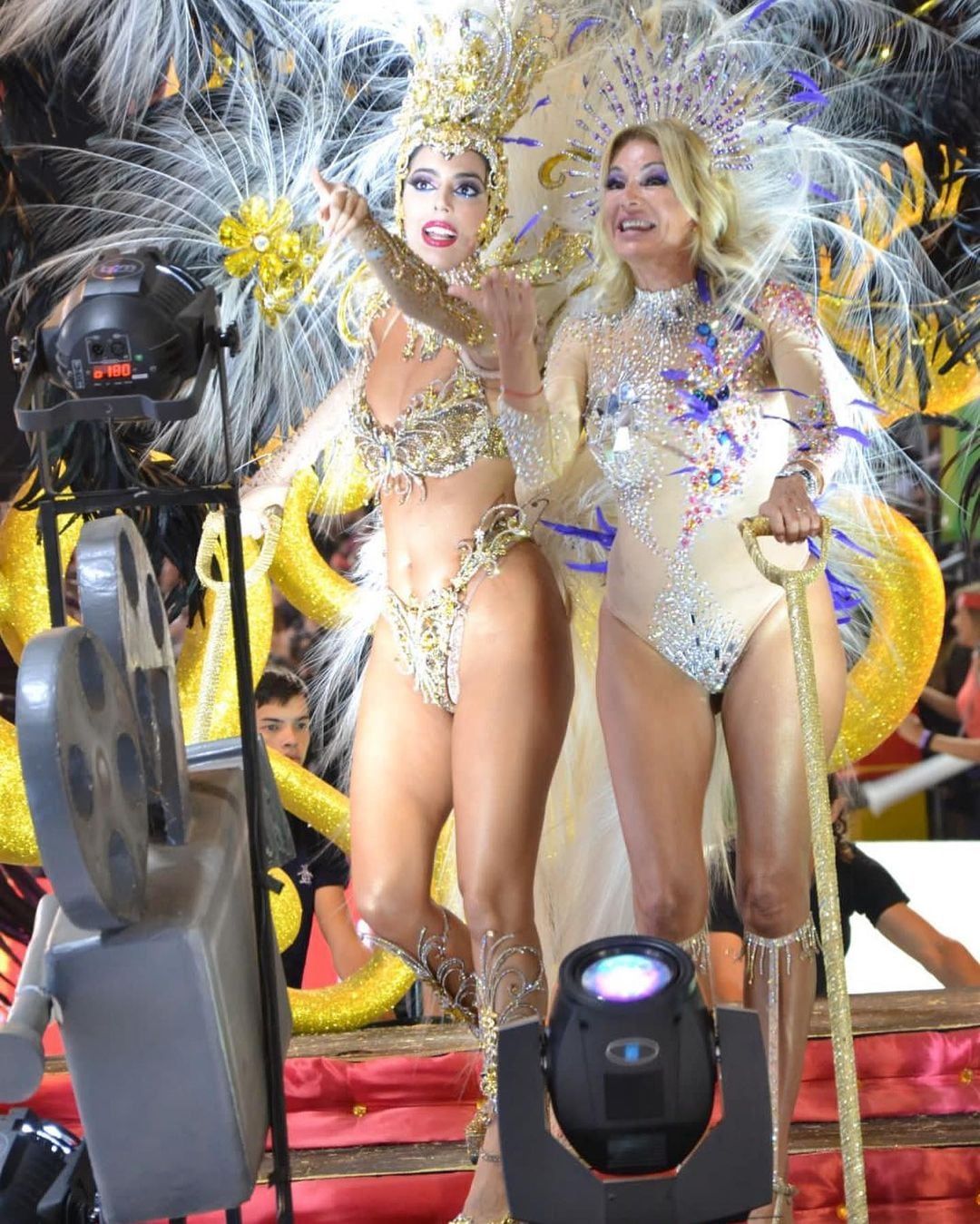 Yanina Latorre desfiló por las calles de Corrientes.