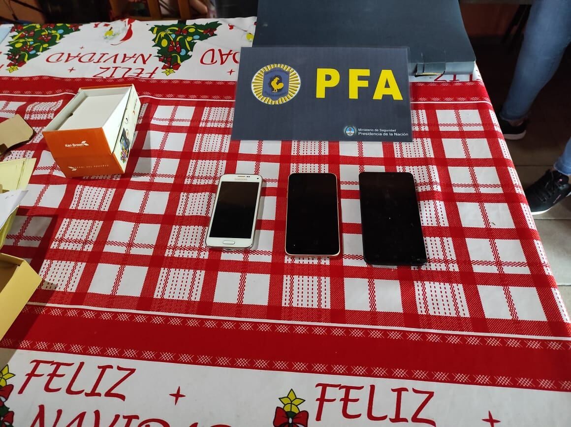 Los teléfonos incautados. /Gentileza Policía Federal.