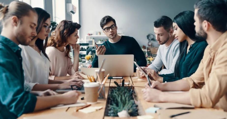 Lo importante es empezar, aunque sea con una pequeña tarea. Esto te motivará a seguir avanzando y cuando quieras acordar habrás alcanzado tus sueños más deseados.