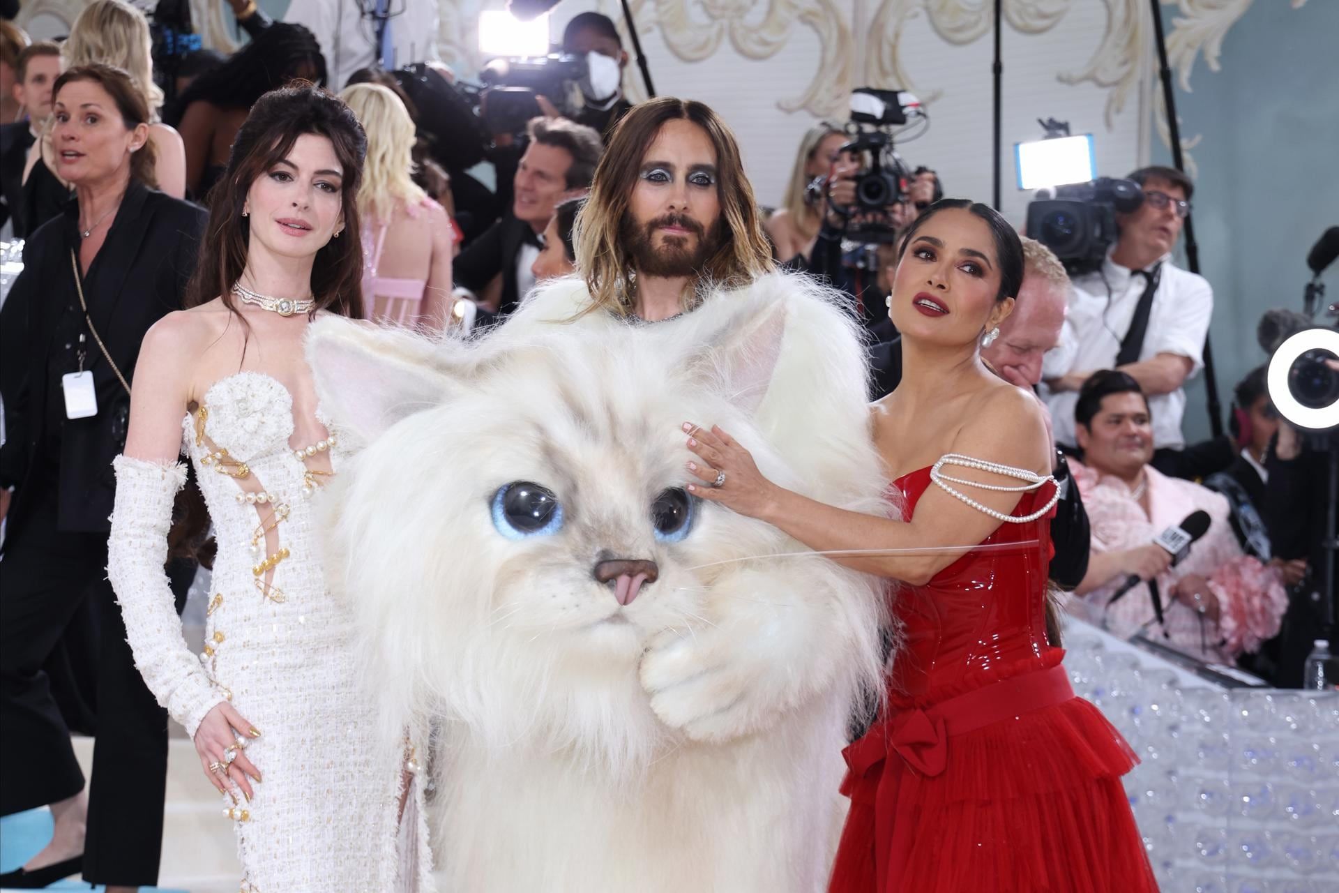 New York (United States), 01/05/2023.- US Actor Anne Hathaway (L) US actor Jared Leto (C) and Mexican-American actor Salma Hayek (R) arrive on the carpet for the 2023 Met Gala, the annual benefit for the Metropolitan Museum of Art's Costume Institute, in New York, New York, USA, 01 May 2023. The theme of this year's event is the Met Costume Institute's exhibition, 'Karl Lagerfeld: A Line of Beauty.' (Estados Unidos, Nueva York) EFE/EPA/JUSTIN LANE
