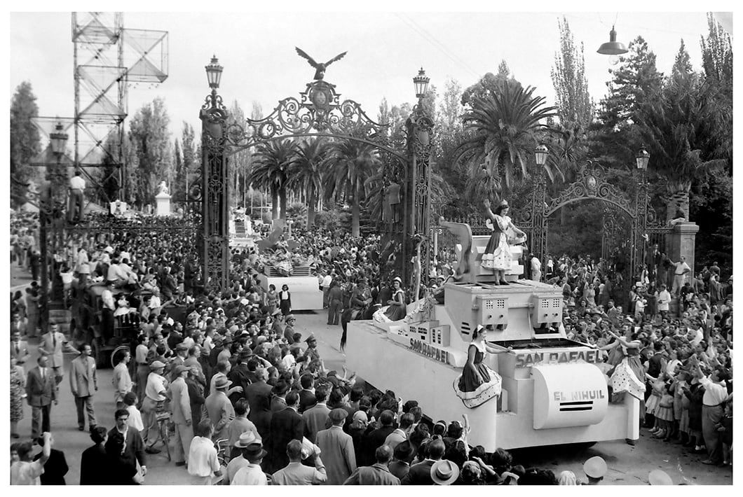 Feria de América
Desfile de carros vendimiales en los Portones del Parque. Se observa la famosa Torre alegórica de la Feria de América.
Foto: Orlando Pelichotti