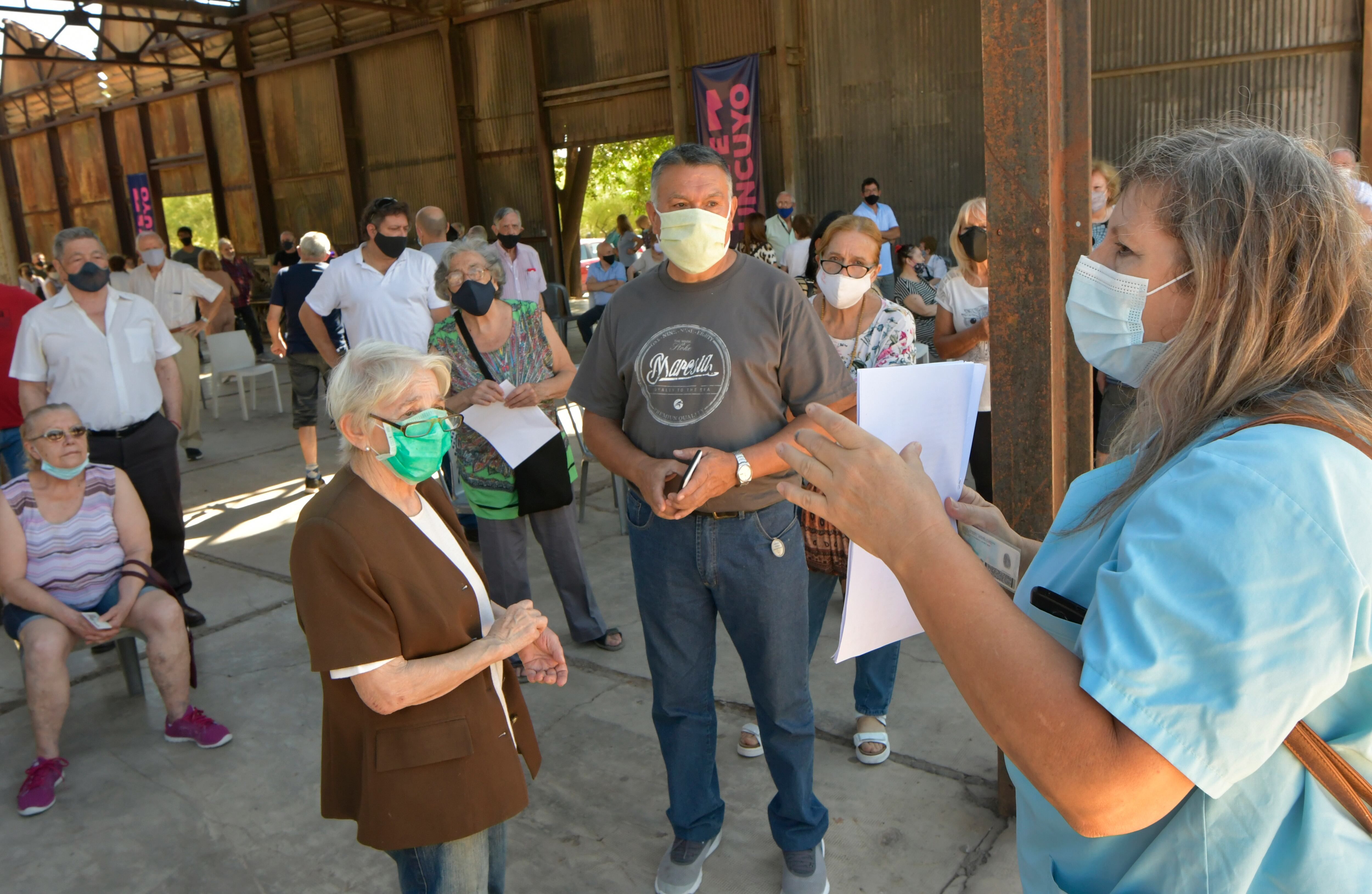 Demoras en la vacunacion a los ancianos de mas de 70 años en el Parque Central.