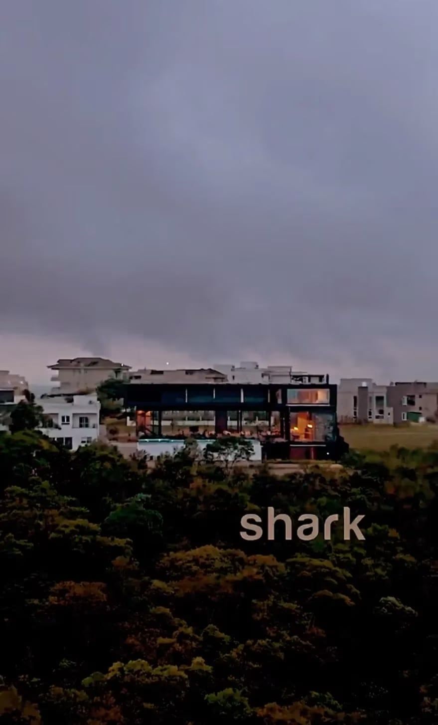 Vista de lejos de la casa de Neymar en Brasil