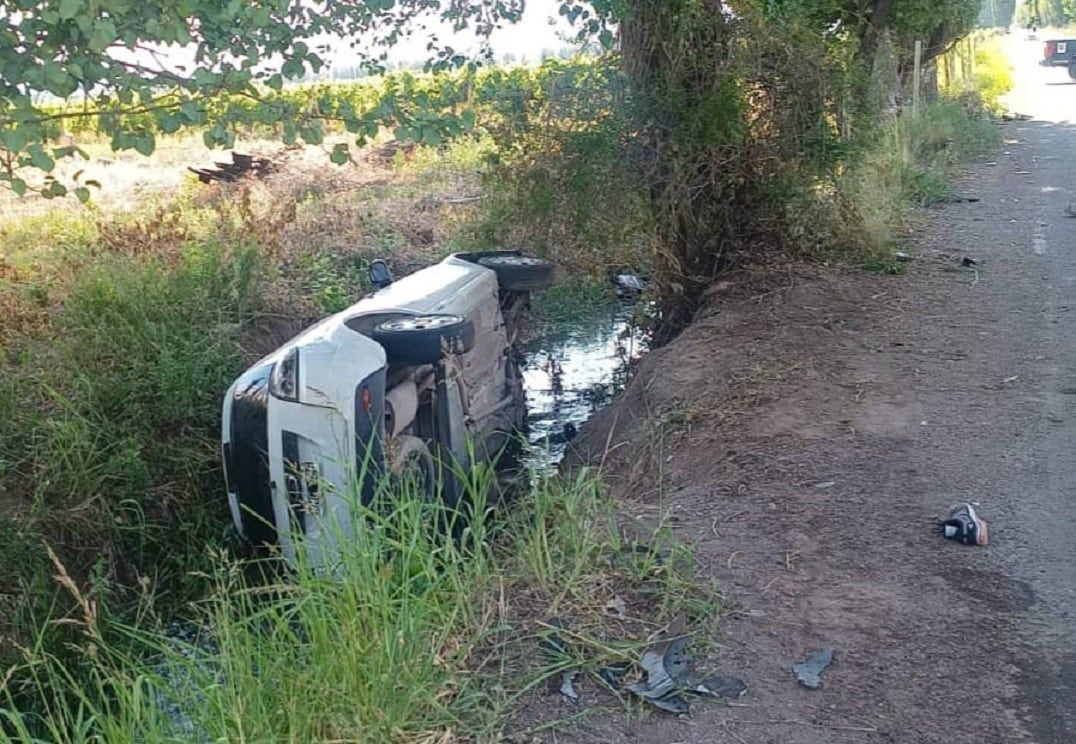 Dos hermanas chocaron su moto contra un auto y una de ellas murió ahogada al caer a un canal en Luján