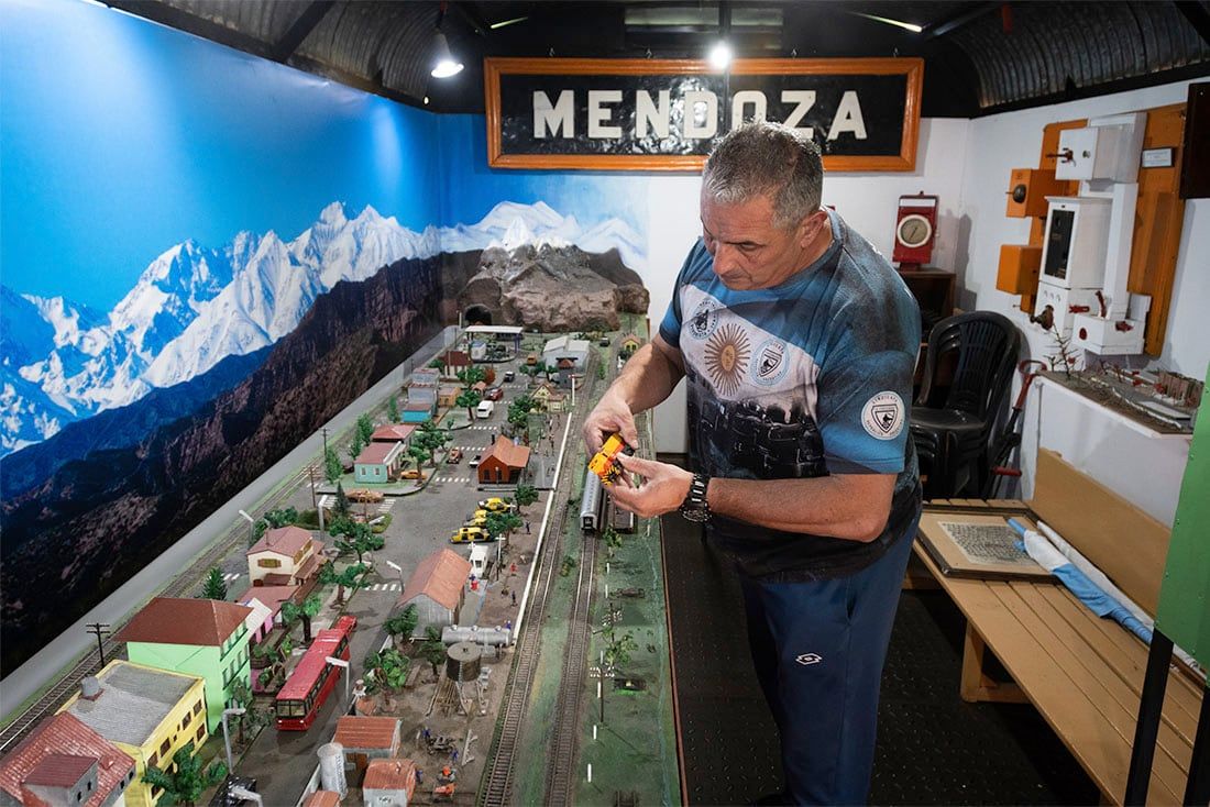 Museo Tren Cultural de Mendoza, está ubicado en la estación Mendoza de la ciudad, funciona los sábados de 9 a 13hs.Roberto Bocanegra en el encargado del lugar Foto: Ignacio Blanco / Los Andes