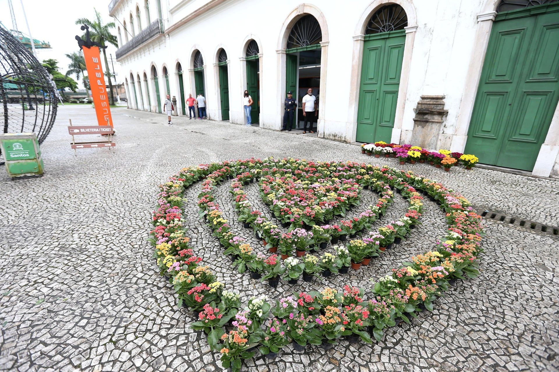 Fotografía de un arreglo floral en el Museo Pelé, dedicado a su amplia carrera futbolística, hoy, en Santos (Brasil). / Foto: EFE / Guilherme Dionizio
