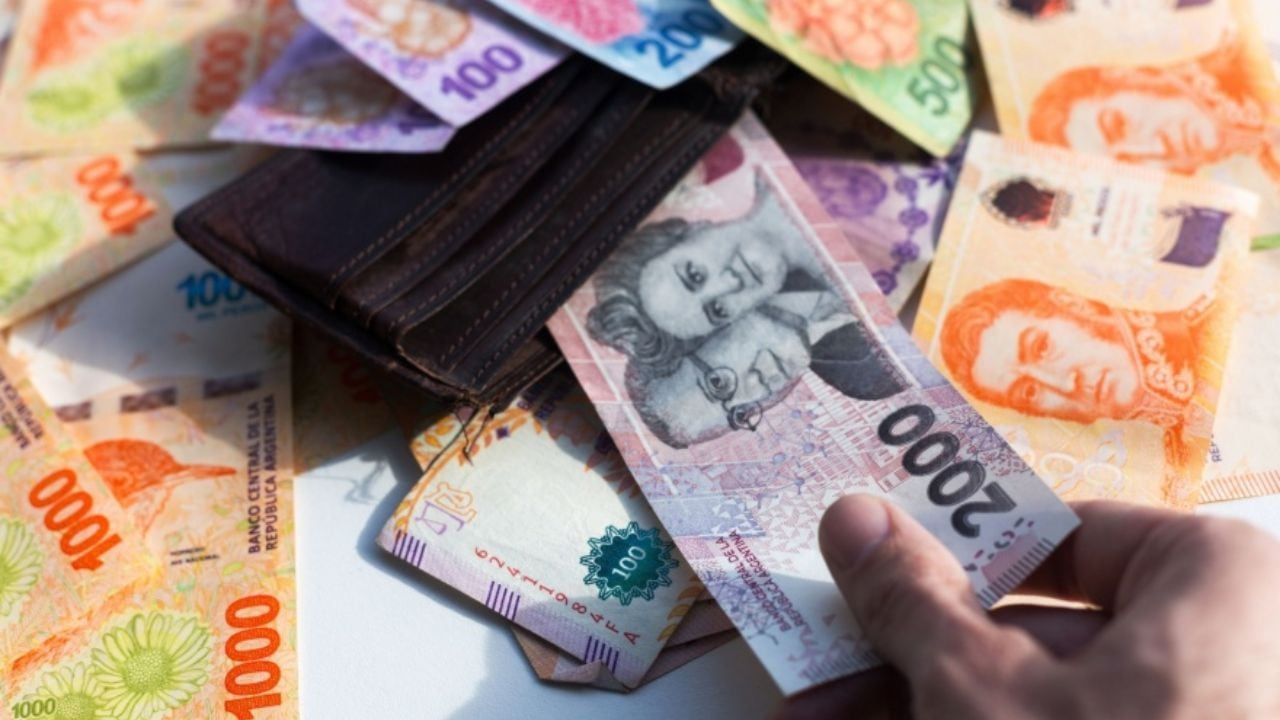 El paso a paso para limpiar la plata en efectivo