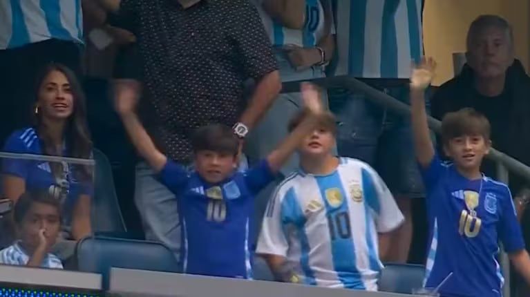 La presencia de la familia de Messi en el estadio.