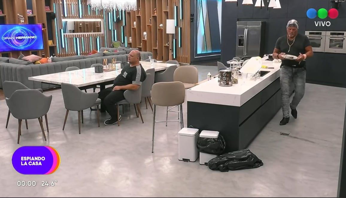 Ariel se quedó llorando solo en la cocina