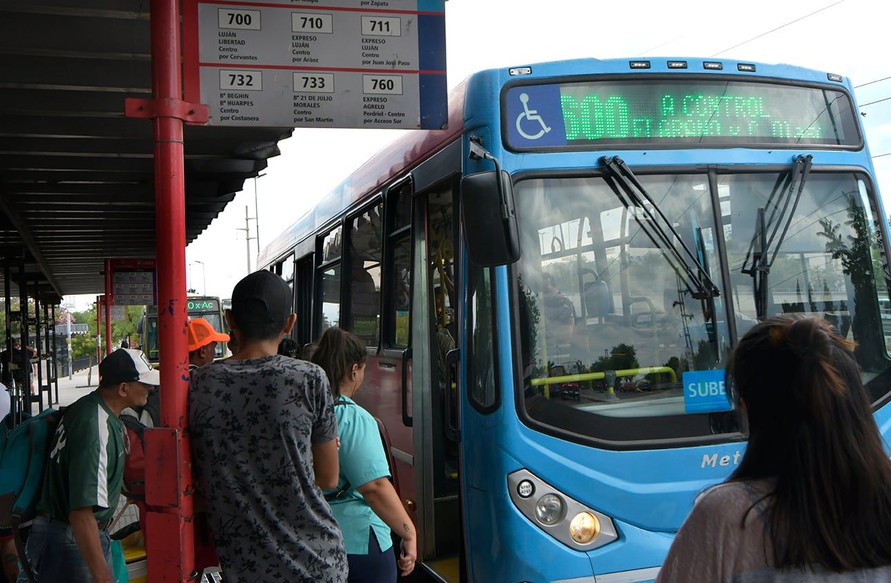 El pasaje del transporte público de pasajeros, de corta distancia aumentó desde hoy 15 de enero y tiene el valor de $70 la tarifa plana. La suba es de $10 con respecto al valor anterior ($60) y ya había sido anticipado por el Poder Ejecutivo el año pasado Foto:Orlando Pelichotti