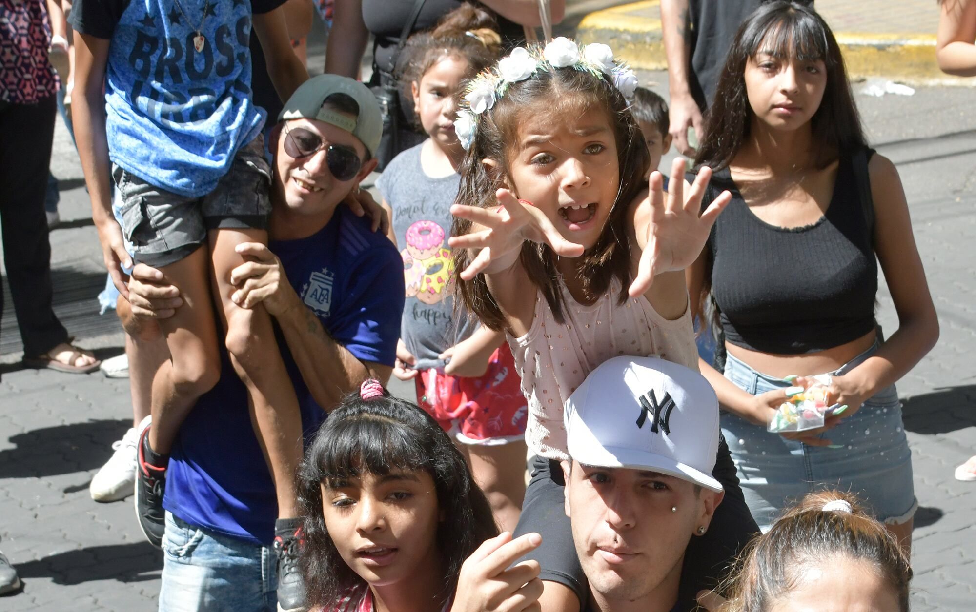 Vendimia 2023   Carrusel de las Reinas   La gente colmó  las calles céntricas de Mendoza para celebrar junto a las 18 reinas y distintas agrupaciones culturales y sociales, que reflejan el espíritu local.   Foto: Orlando Pelichotti
