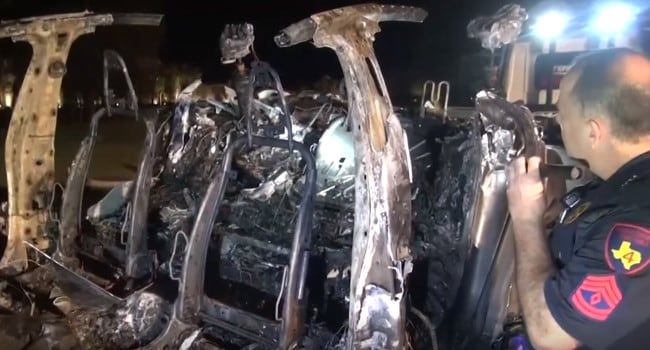 Un vehículo Tesla se estrelló contra un árbol y sus dos ocupantes murieron. Creen que estaba en modo 'automático'.