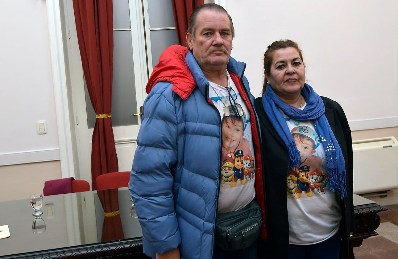 Caso Lucio Dupuy. Los abuelos Silvia Gómez (53) y Ramón Dupuy (57), llegaron de La Pampa porque se tratará en la Legislatura Provincial la Ley LucioFoto: Orlando Pelichotti