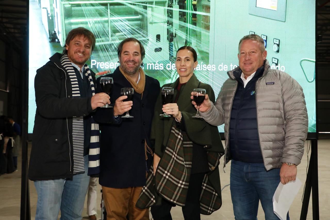 Martín Sánchez (Agromaq Virdó), Daniel Merlo (Luján Agrícola), Agustina Debernardi (AgriNet) y Sebastián Halpern (Halpern SRL). - Foto: Gentielza