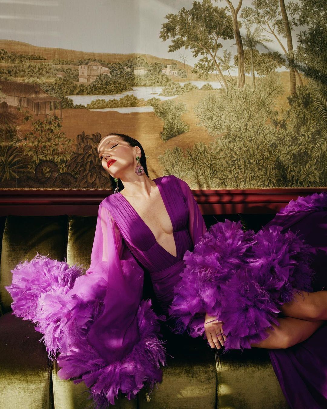 Natalia Oreiro enamoró con su vestido escotadísimo de color violeta