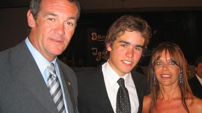 Otros tiempos: Marcelo y Facundo Macarrón, padre e hijo, junto a Nora Dalmasso. (Archivo)