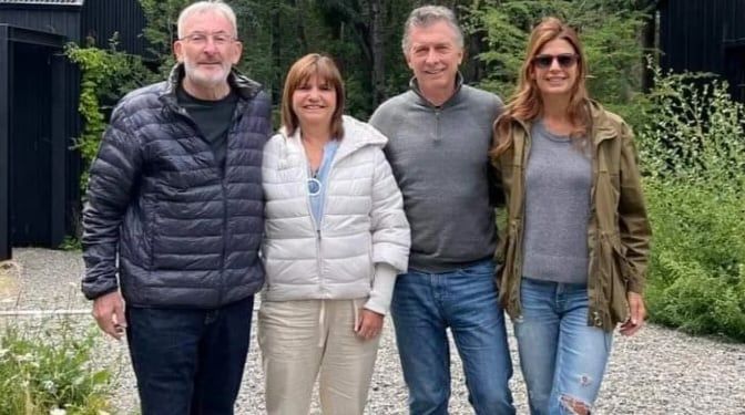 En la foto de archivo, Patricia Bullrich y su marido Guillermo Yanco, junto a Mauricio Macri y Juliana Awada 