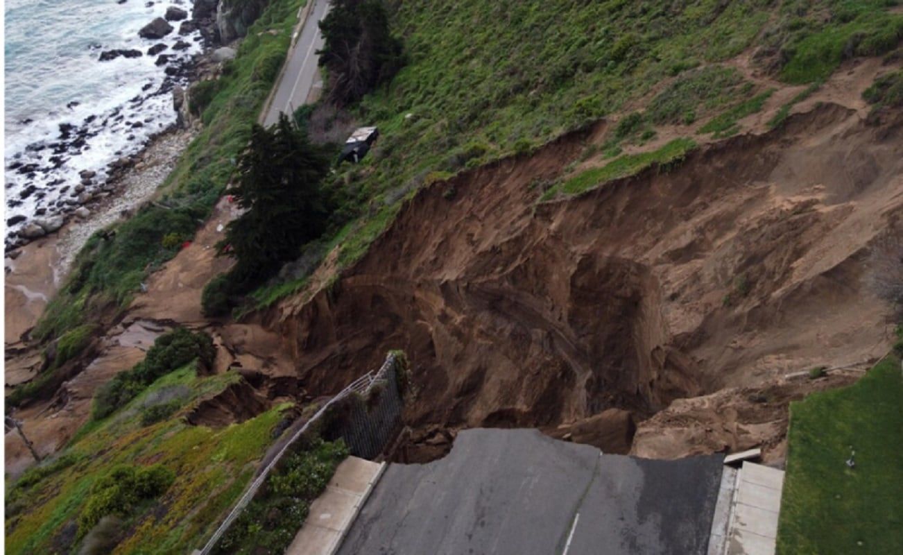 Por un socavón, el edificio Kandinsky es uno de los que está en riesgo de colapso entre Viña del Mar y Concón. Se ubica sobre avenida Costa de Montemar. Abajo, la Borgoño. (Gentileza Biobiochile.cl)