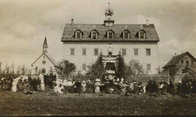 En Canadá descubrieron 169 fosas comunes y creen que son de menores aborígenes que murieron en internados de la iglesia católica. CBC Canadá.