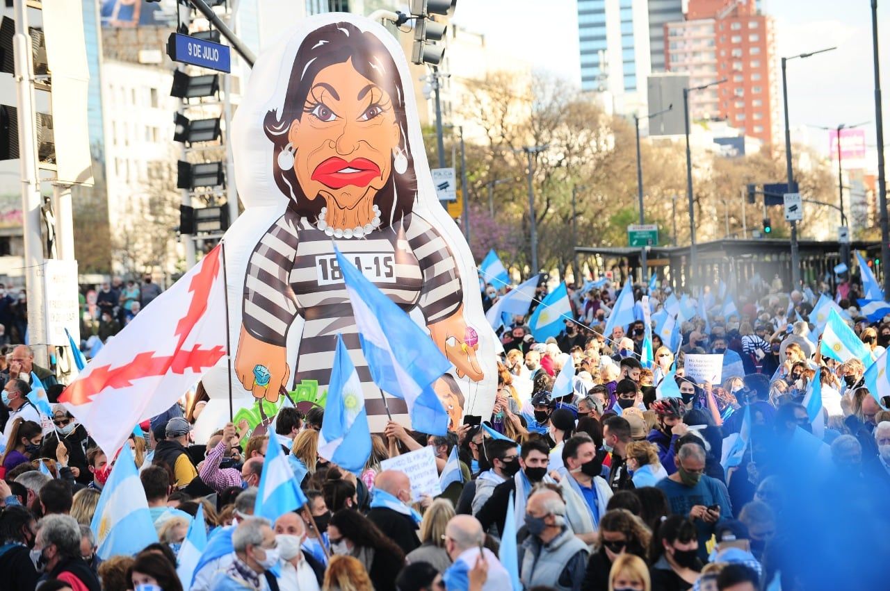 Miles de personas se reunieron en el punto de encuentro por excelencia de Buenos Aires para protestar contra las medidas adoptadas por Fernández