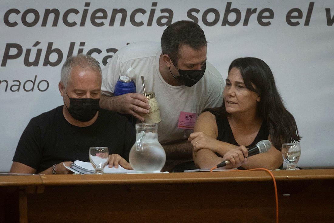 En la sede del SUTE, Carina Sedano encabezó el plenario docente para debatir paritarias y aumento salarial Gustavo Correa de la CTA charla con Carina Sedano. Foto: Ignacio Blanco / Los Andes